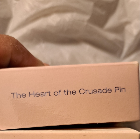Vintage 2002 Avon Heart of the Crusade Pin - Picture 2 of 4